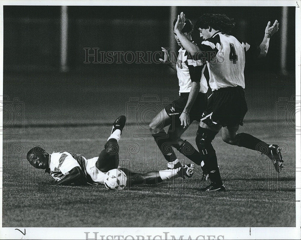 1992 Press Photo Soccer Players Danny Pena &amp; Paul Bravo During Game - Historic Images