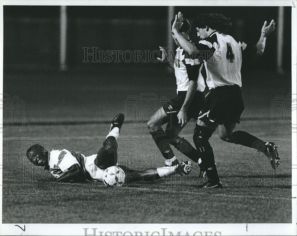 1992 Press Photo Soccer Players Danny Pena & Paul Bravo During Game - Historic Images