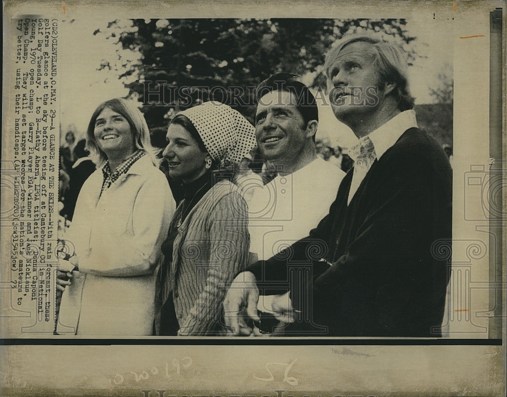 1973 Press Photo Golfers Observe Weather Before Teeing Off - Historic Images