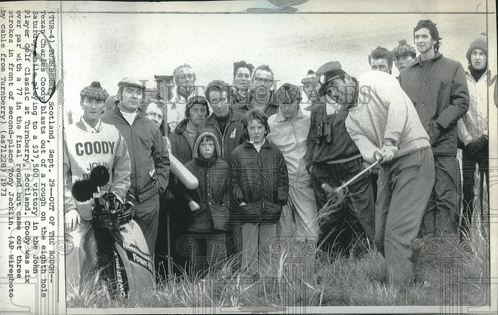 1973 Press Photo Texan Charles Coody Blasts Out Of The Rough In Turnberry - Historic Images