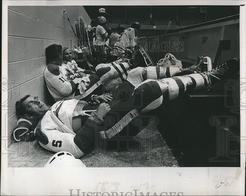 1978 Press Photo Hockey Players Al Brady, Bill Brady &amp; Bill Marks Rest - Historic Images