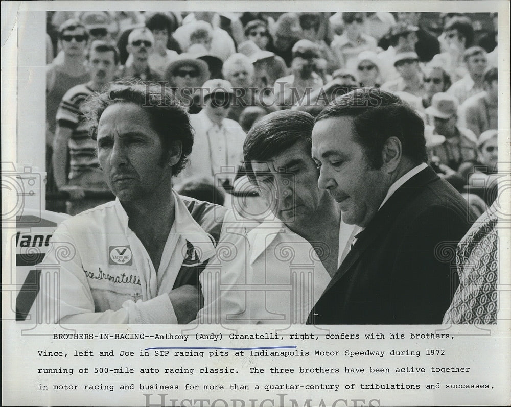 1973 Press Photo Anthony Granatelli Confers With Brothers Vince &amp; Joe - Historic Images