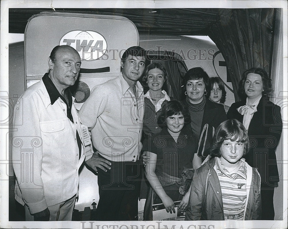 1977 Press Photo Carl Yastrzemski, Boston Red Sox, TWA Jet, Jimmy Fund - Historic Images