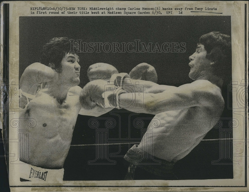 1975 Press Photo Boxer Carlos Menzen &amp; Tony Licata During Match - Historic Images