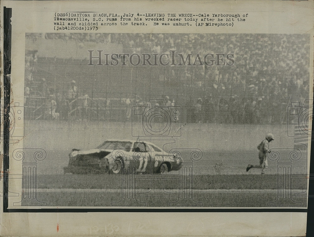 1973 Press Photo Race Car Driver Cale Yarborough Leaving Wreckage Of Car - Historic Images