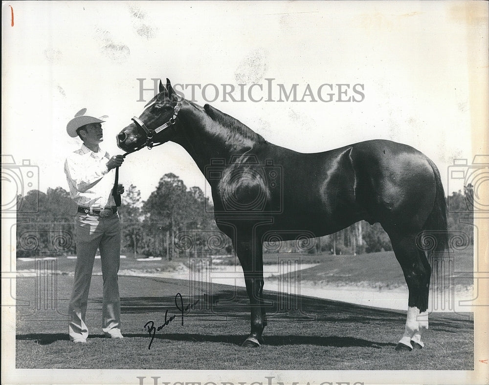 1973 Press Photo Trainer Bill Edmundsen &amp; horse Pretending - Historic Images