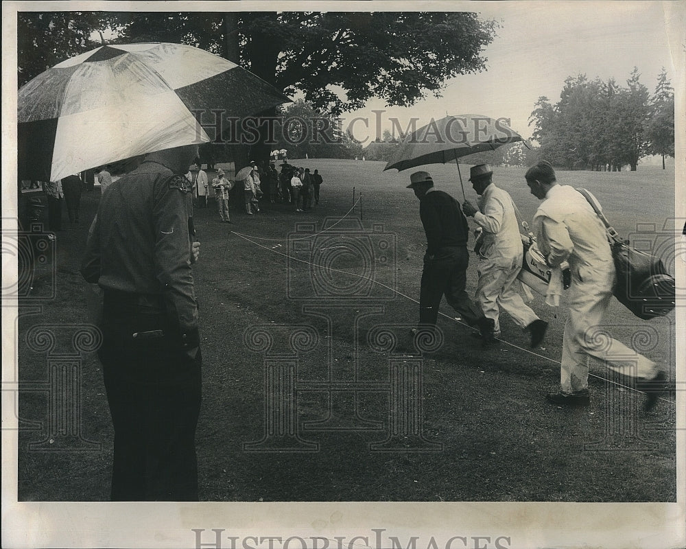 1962 Press Photo Billy Maxwell in the rain at Seattle Open - Historic Images