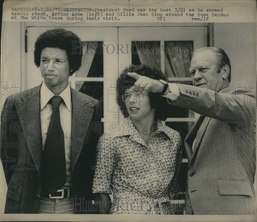 1975 Press Photo President Ford &amp; Tenis Player Arthur Ashe At White House - Historic Images