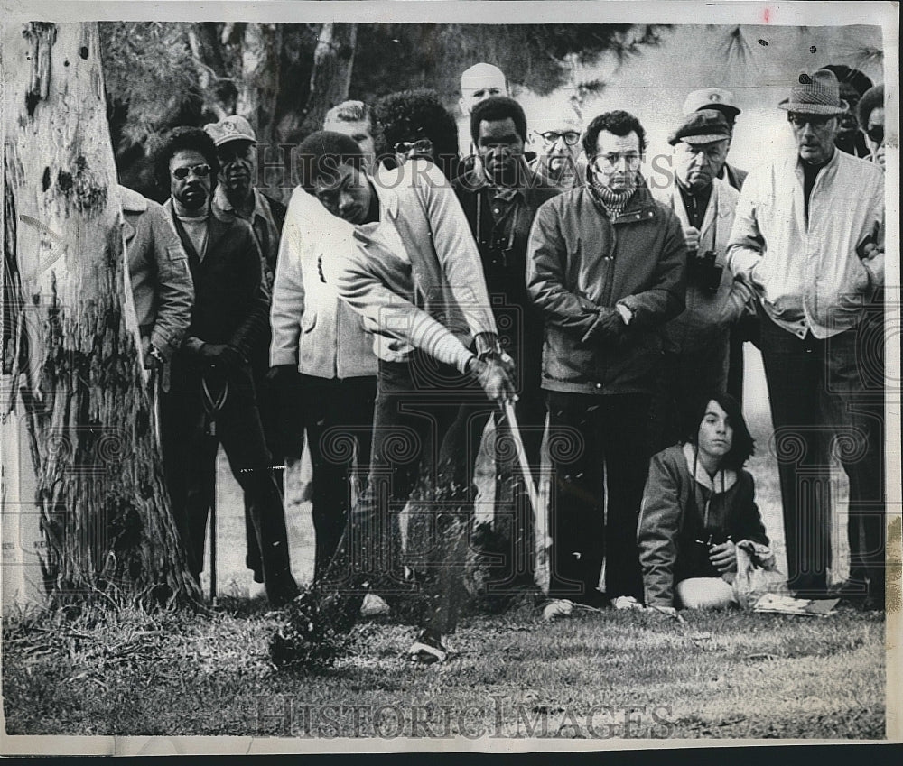 1972 Press Photo Golfer Curtis Sifford, Glen Campbell Los Angeles Open - Historic Images