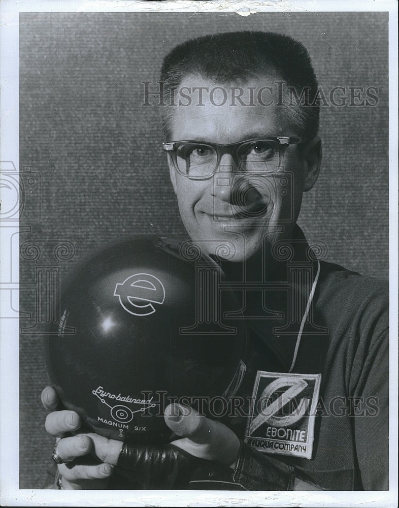 1976 Press Photo Bowler Earl Anthony Holding Bowling Ball - Historic Images