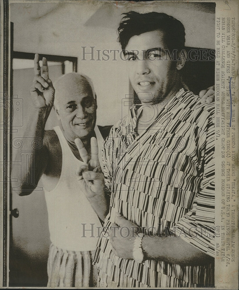 1973 Press Photo Boxer Joe Roman &amp; Father Gino In Japan For Fight - Historic Images