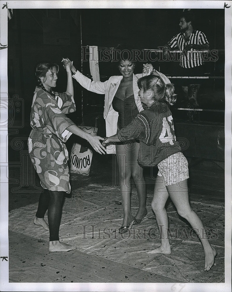 1982 Press Photo Mud Wrestlers Debbie Selleti & Julie Tobey - Historic Images