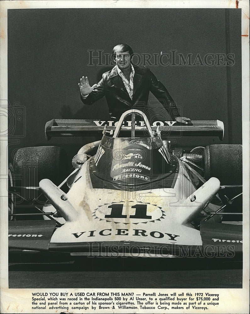 1973 Press Photo Car Racer Driver Parnelli Jones with his 1972 Viceroy Race Car. - Historic Images