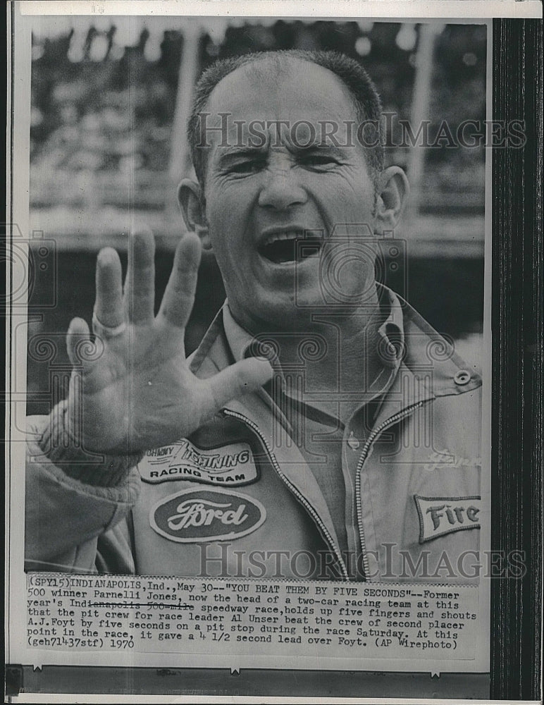1970 Press Photo Parnelli Jones in Indianapolis 500 mile speedway race. - Historic Images
