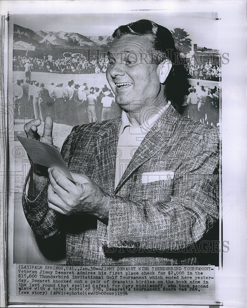 1956 Press Photo Golf Veteran Jimmy Demaret admires first place check - Historic Images