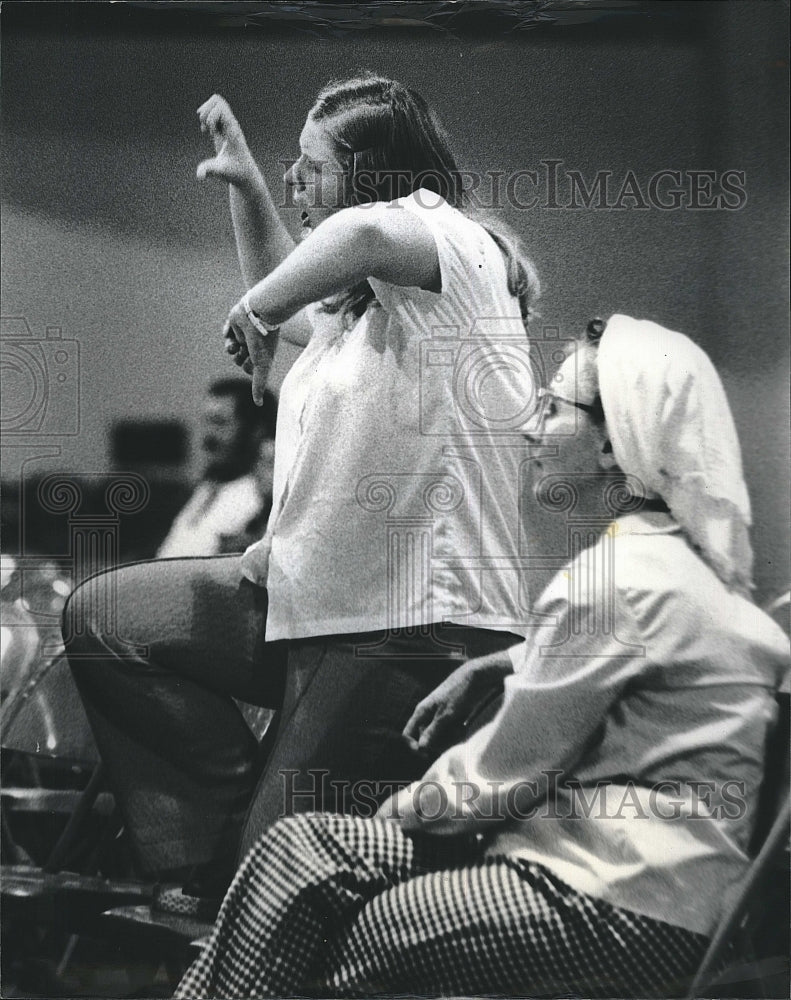 1976 Press Photo Wrestling fan gives the thumbs-down call on a referee&#39;s call - Historic Images