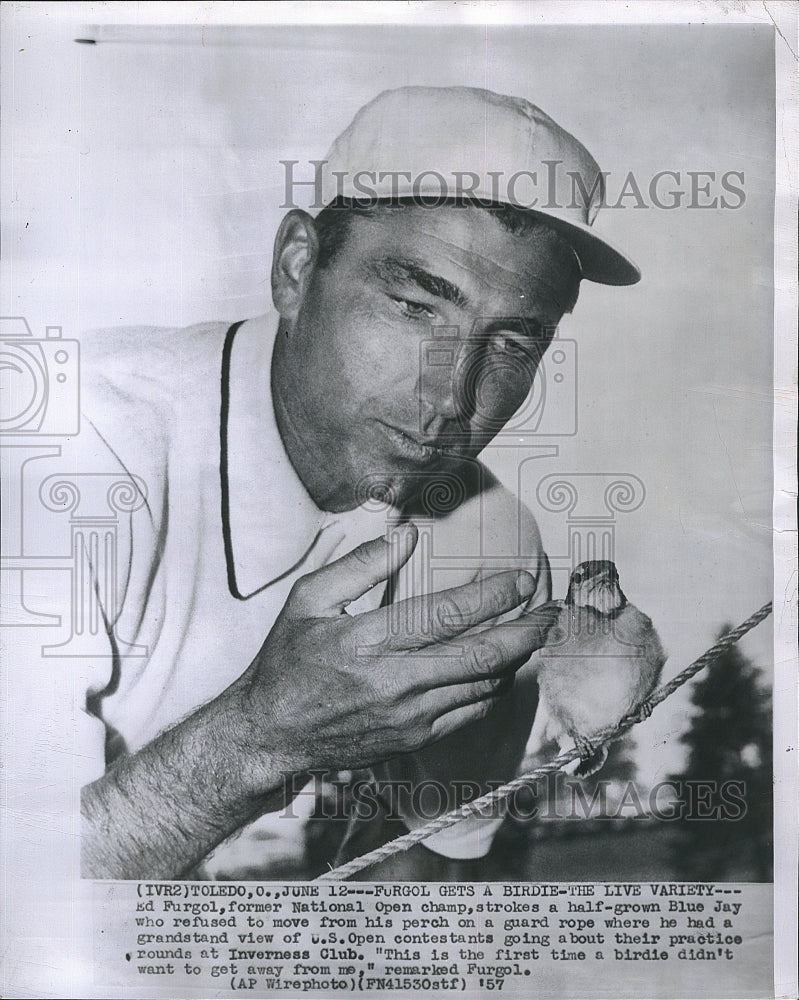 1957 Press Photo Golfer Ed Furgol petting a blue jay - Historic Images