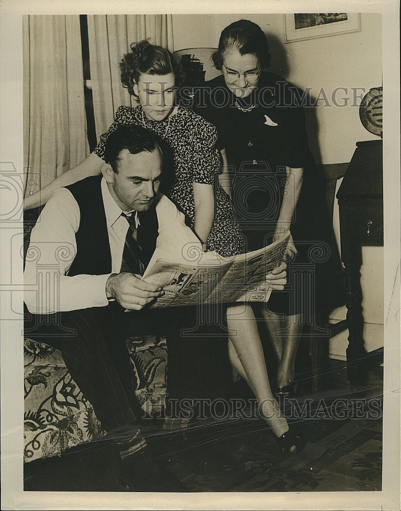 Press Photo Philadelphia Athletics Outfielder Wally Moses with his Wife &amp; Mother - Historic Images