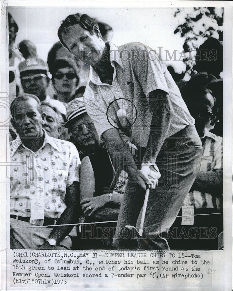 1973 Press Photo Tom Weiskopf Chips Into The 18th Green At The Kemper Open - Historic Images