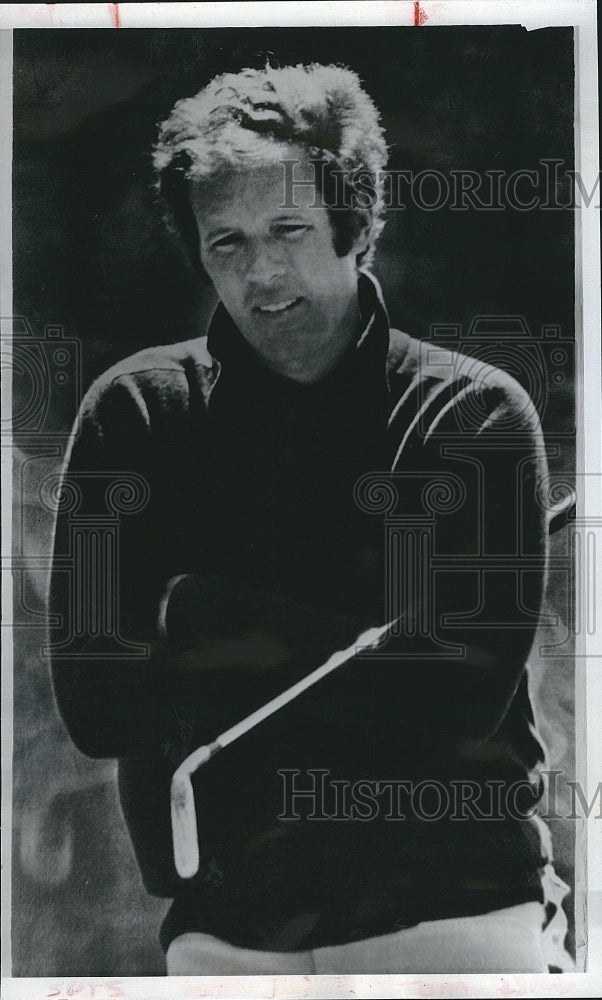 1975 Press Photo Golfer Tom Weiskopf Tries Keep Warm At Greensboro Tournament - Historic Images