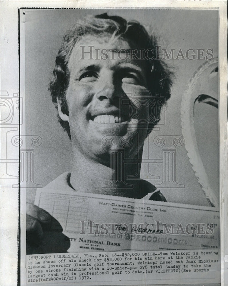 1972 Press Photo Tom Weiskopf Smiles While Holding His Check - Historic Images