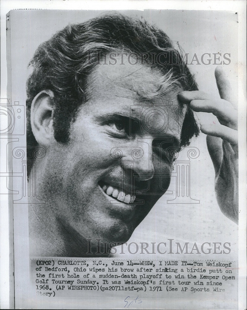 1971 Press Photo Tom Weiskopf Wipes His Brow After Sinking A Birdie Putt - Historic Images