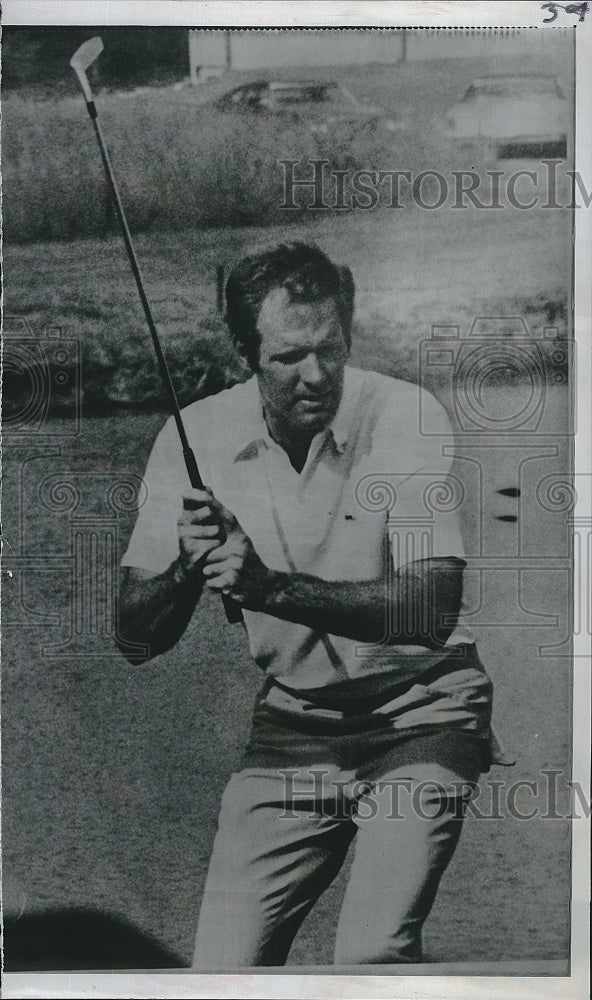 1975 Press Photo Tom Weiskopf Reacts After A 25-Foot Putt Dropped For A Birdie - Historic Images