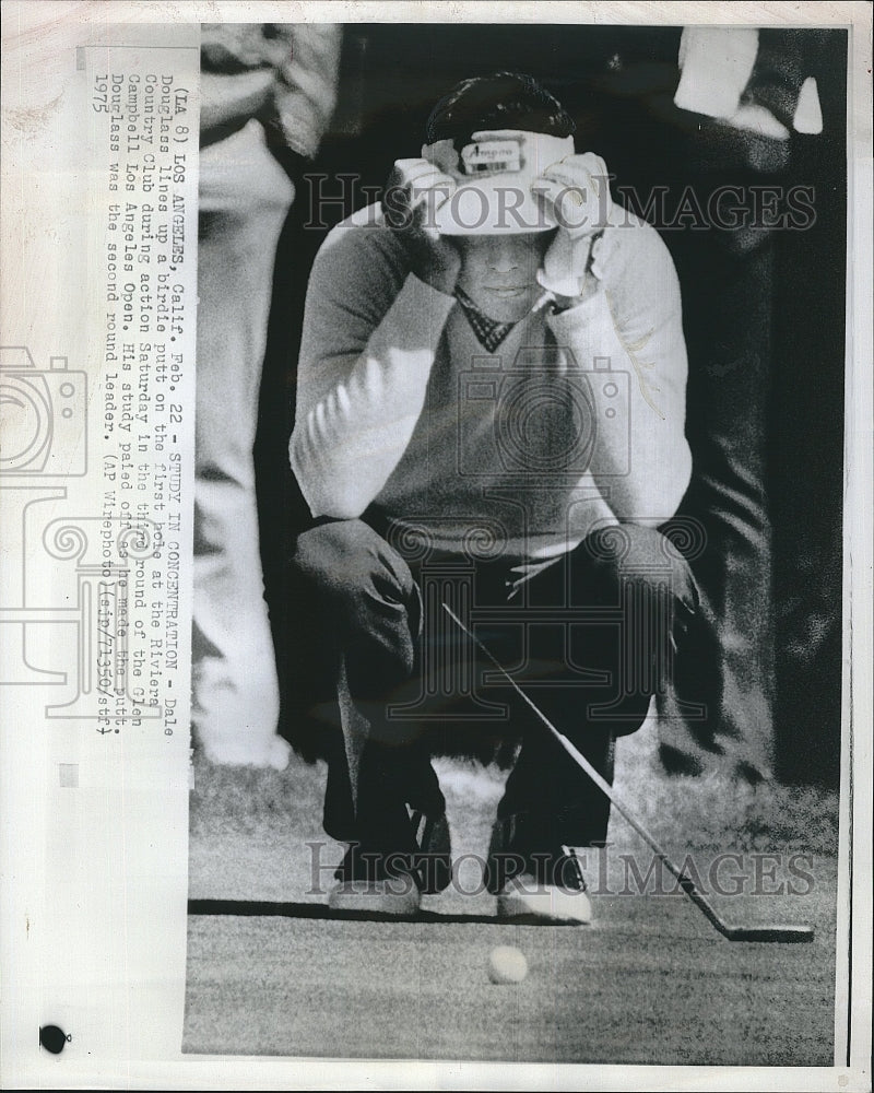 1975 Press Photo Dale Douglass Lines Up A Birdie Putt At Riviera Country Club - Historic Images