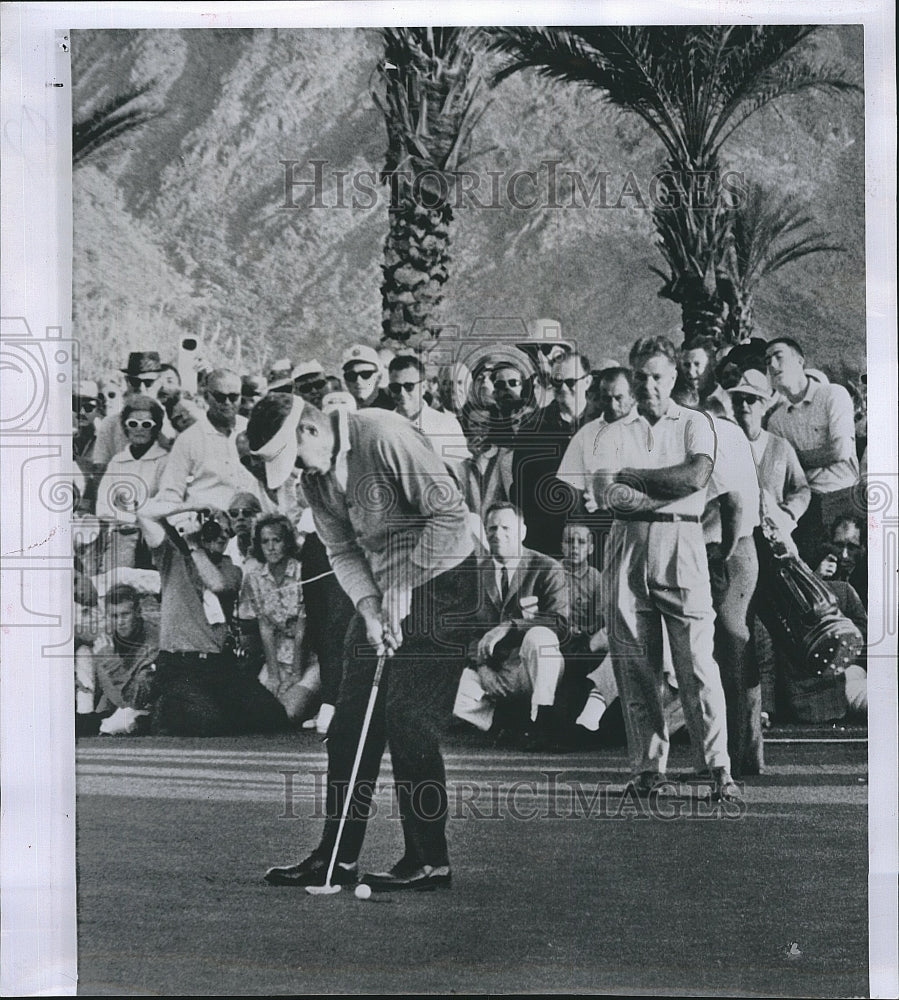 1964 Press Photo Tommy Jacobs taps in winning putt - Historic Images