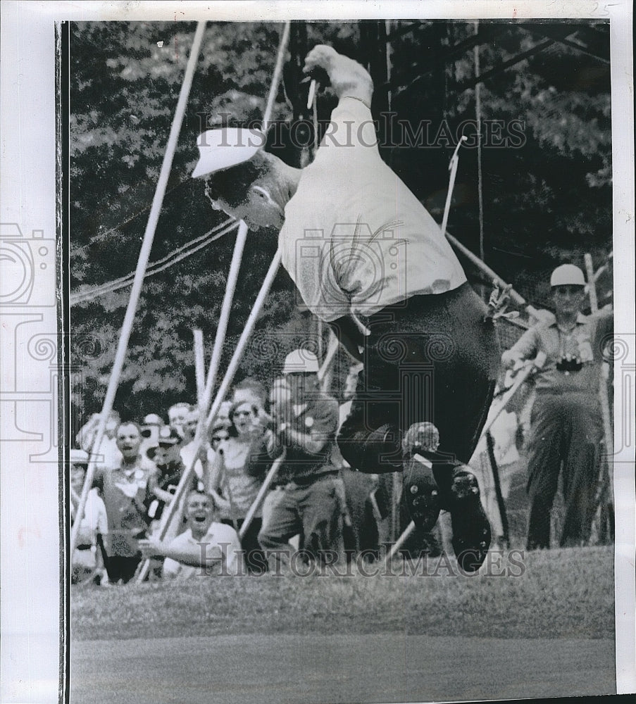 1964 Press Photo Tommy Jacobs leaps for joy on 18th green - Historic Images