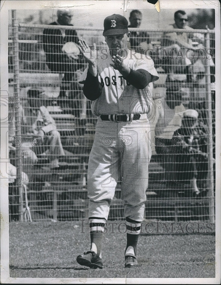 1968 Press Photo Boston Red Sox Pilot Dick Williams coaching third - Historic Images