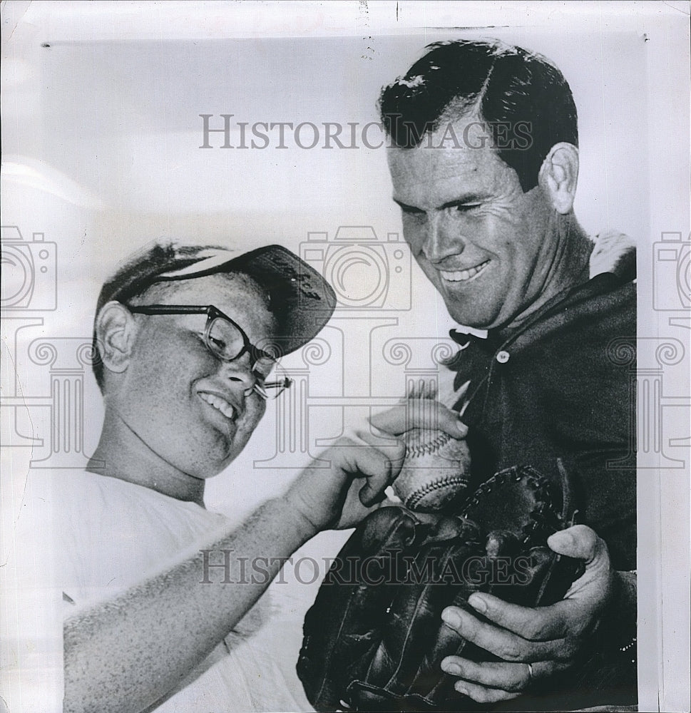 1965 Press Photo Baltimore Orioles Player Robin Roberts Jr. With Little League - Historic Images