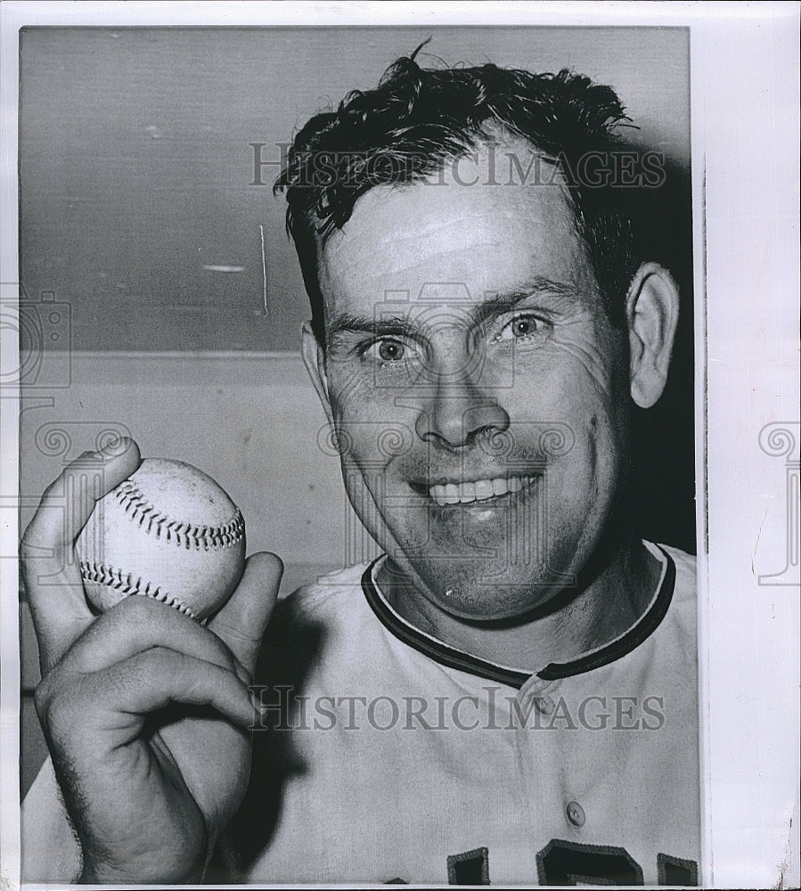 1963 Press Photo Baltimore Orioles Player Robin Roberts Holding Baseball - Historic Images