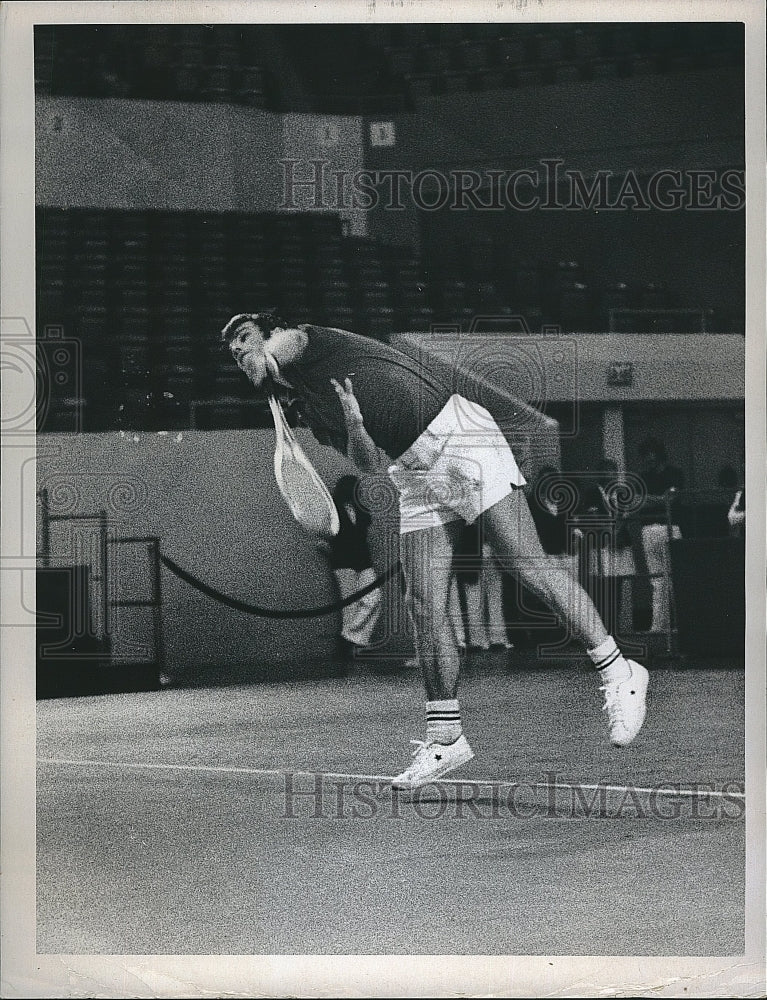 1975 Press Photo Roscoe Tanner Flies On The Tennis Court - Historic Images