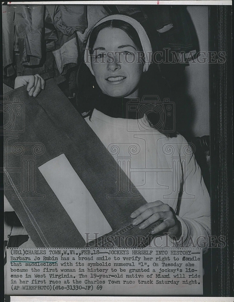 1969 Press Photo Barbara Jo Rubin, first female jockey with her saddle cloth. - Historic Images