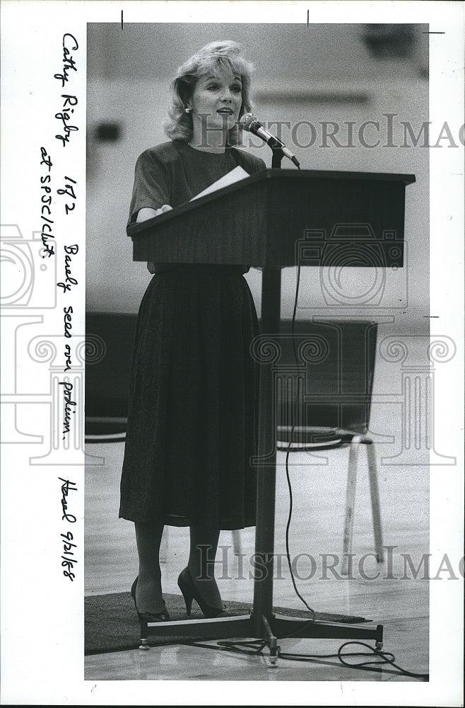 1988 Press Photo Olympic Gymnast Cathy Rigby speaking at Clearwater - Historic Images