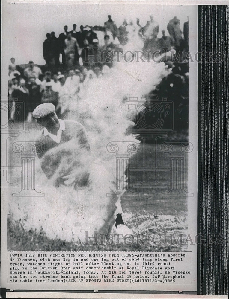 1965 Press Photo Argentina&#39;s Roberto De Vicenzo Watches Ball Blasting Out - Historic Images