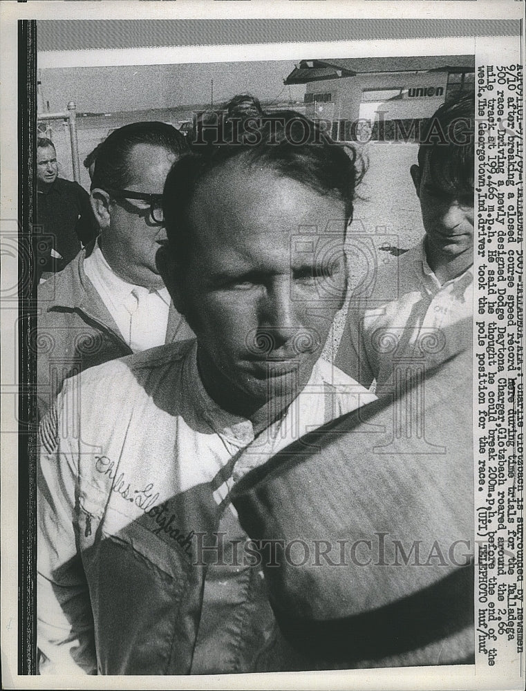 1969 Press Photo Charlie Glotzbach Surrounded By Reporters After Speed Record - Historic Images