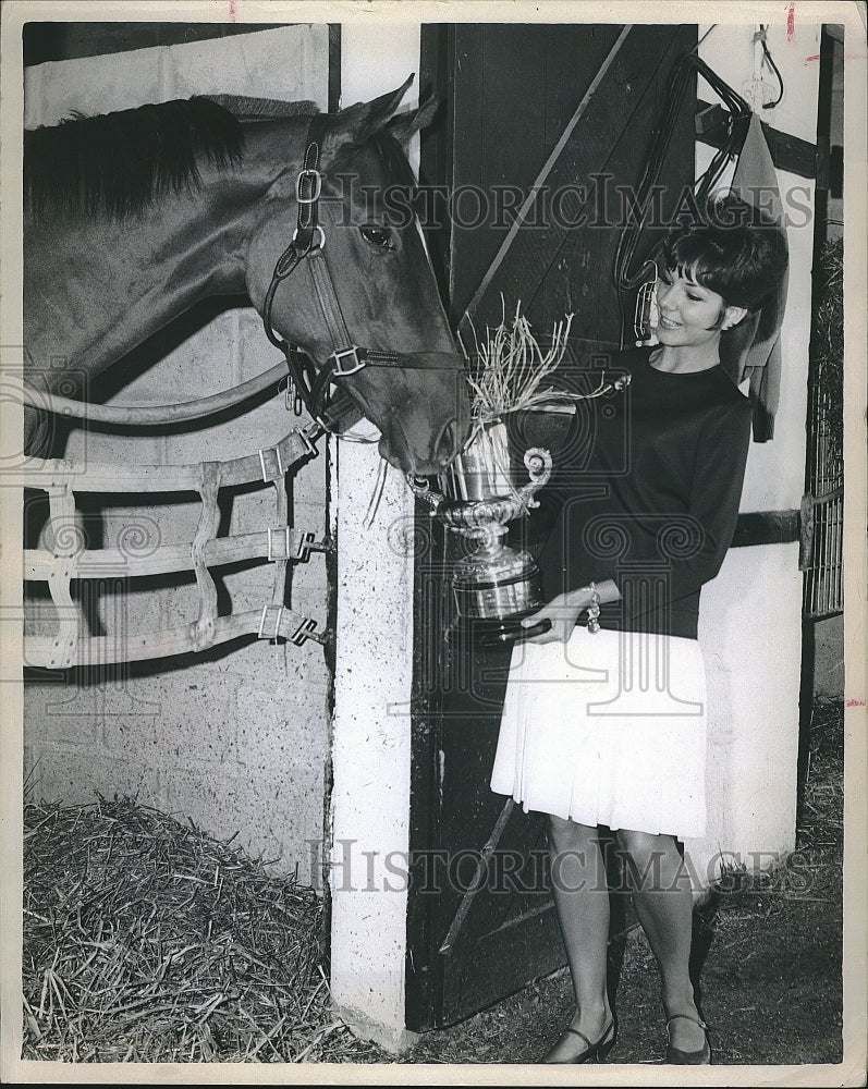 1967 Press Photo Carla Couture shows Rae Lynn the Southern Bell Handicap - Historic Images