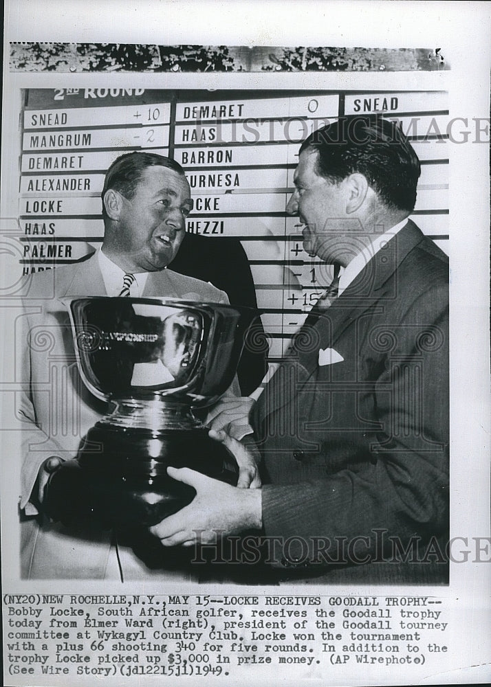 1949 Press Photo Golfer Bobby Locke receives Goodall trophy from Elmer Ward - Historic Images