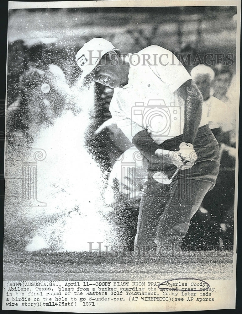 1972 Press Photo Charles Cody, blast from bunker in Master Golf Tournament. - Historic Images