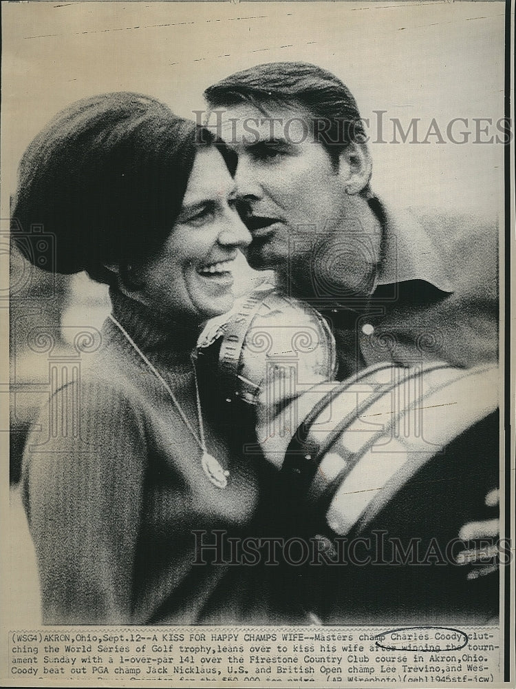 1971 Press Photo Master Champ Charles Cody kissed his wife. - Historic Images