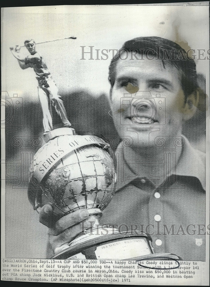 1971 Press Photo Charles Cody hold his World Series of Golf Trophy. - Historic Images