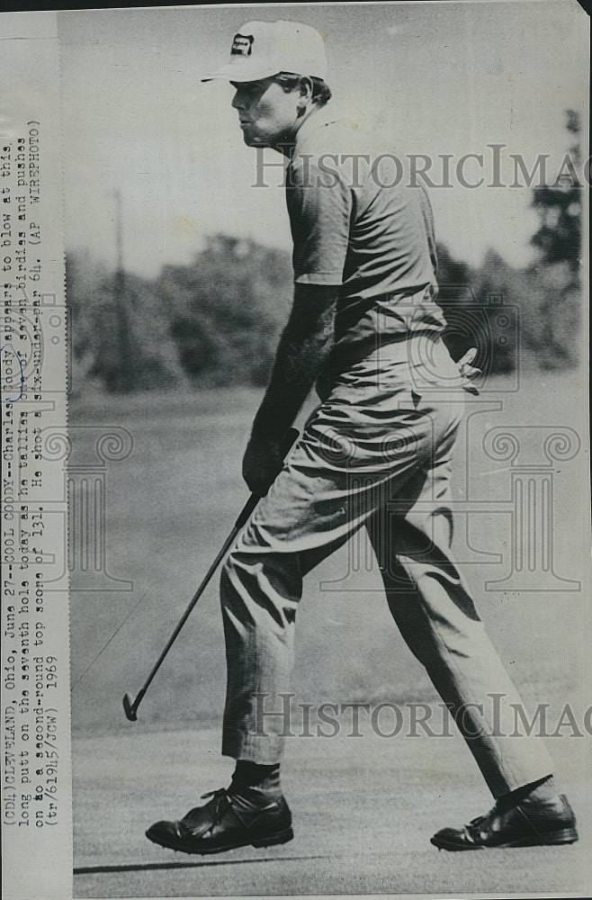 1969 Press Photo Charles Coody Appears To Blow At A Long Putt In Cleveland, Ohio - Historic Images
