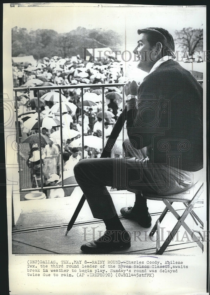 1971 Press Photo Charles Coody Waits For Break In Weather, Byron Nelson Classic - Historic Images