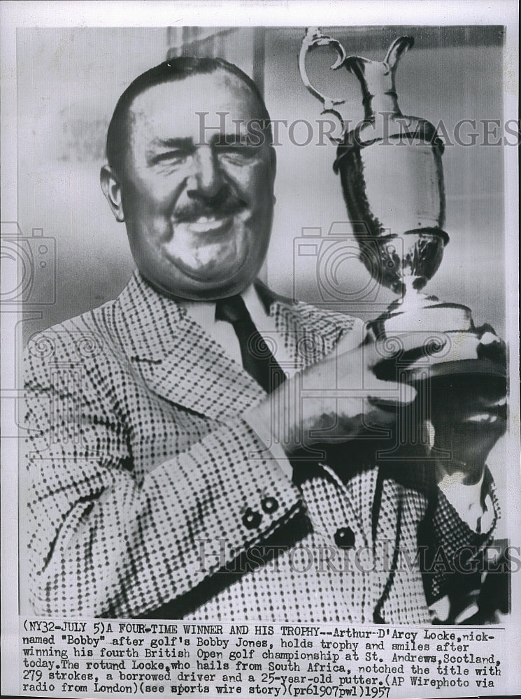 1957 Press Photo Arthur D&#39;Arcy  Locke smiles with his British Open Golf Trophy. - Historic Images