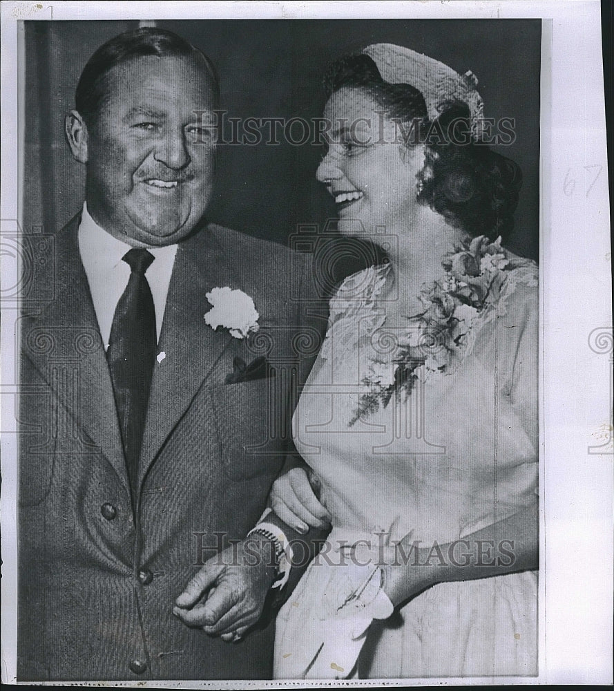 1958 Press Photo South African Golfer Bobby Locke with bride Mary Elizabeth. - Historic Images