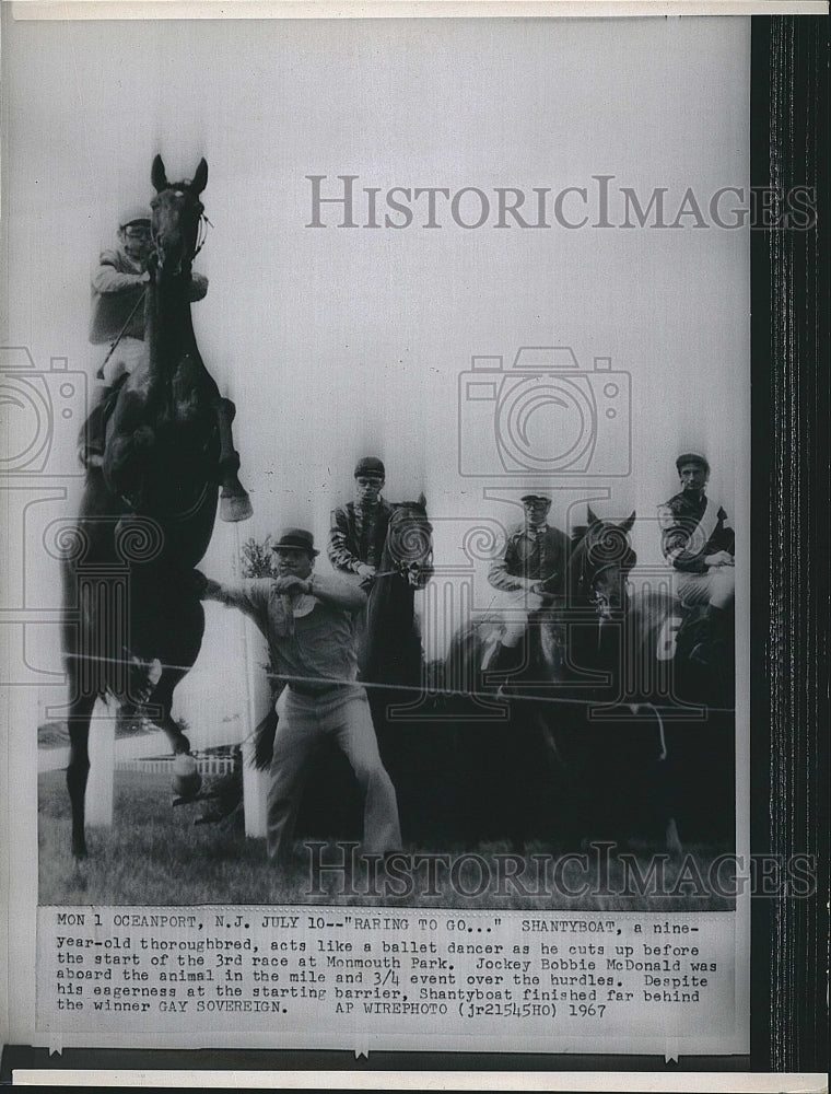 1967 Press Photo Shanyboat cuts up before race start in Monmouth Park. - Historic Images