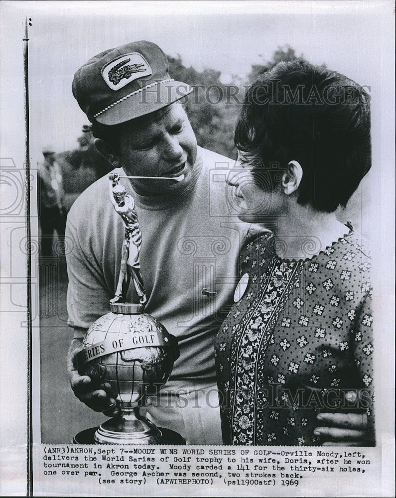 1969 Press Photo Golf Champion Orville Moody and his wife holding the Trophy - Historic Images