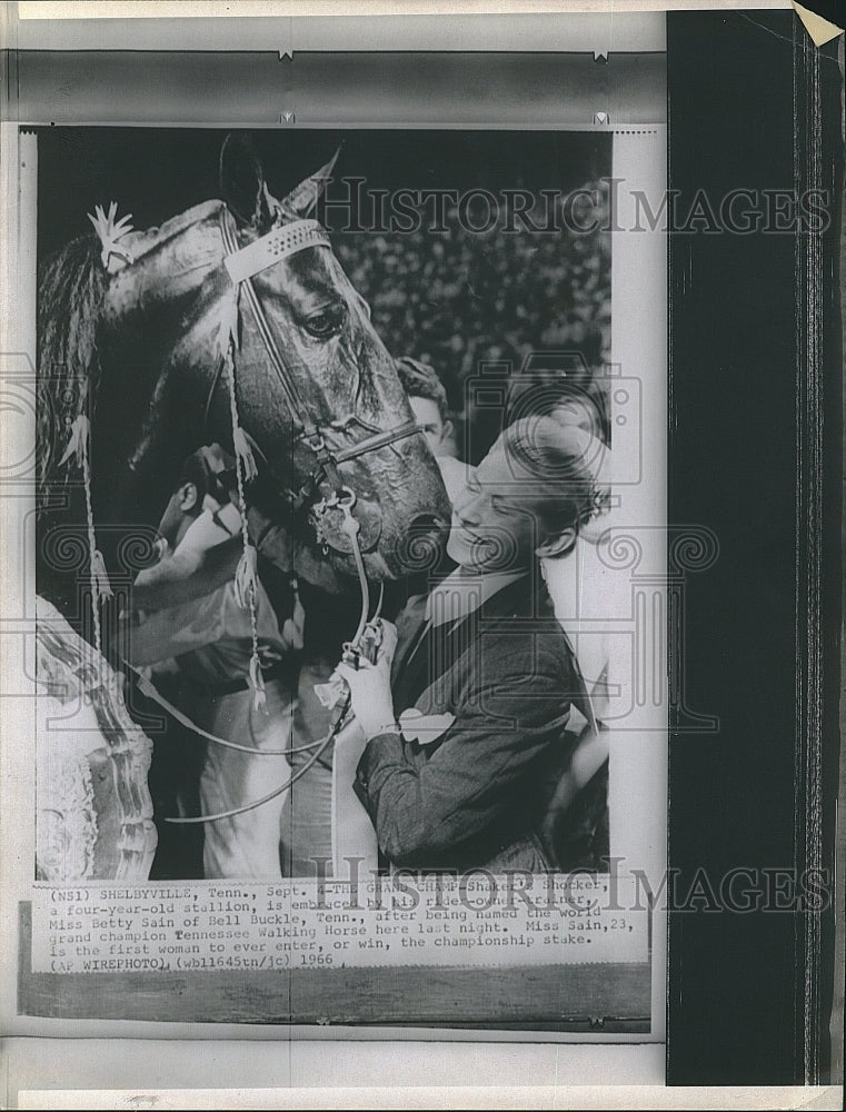 1966 Press Photo Shaker&#39;s Shocker With Trainer Betty Sain - Historic Images